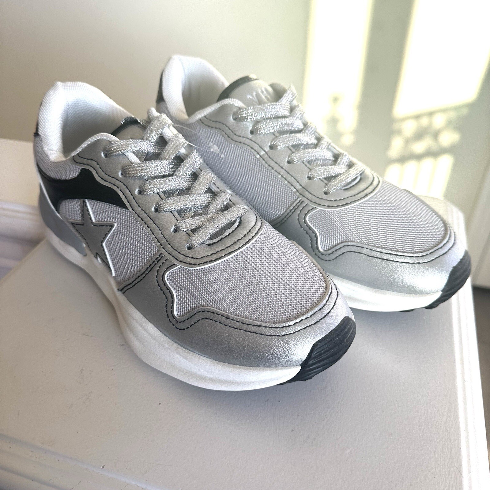 Vintage Havana Run Women’s Sneakers White Grey Silver Lace-Up Shoes Size 8.5