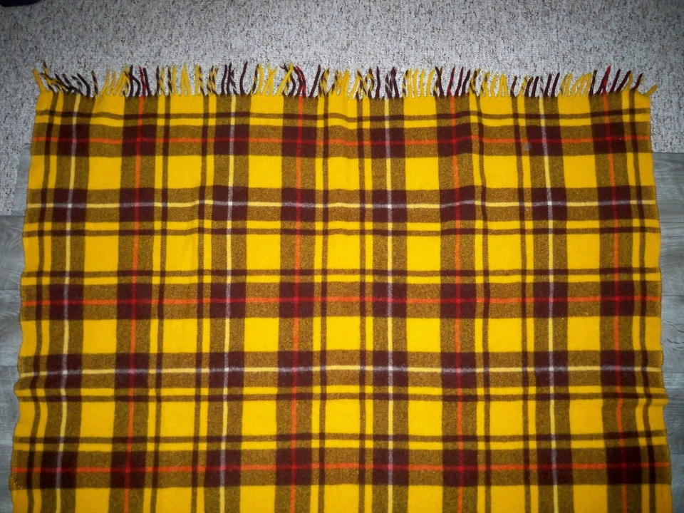 Manta a Cuadros Faribault Tiro Dorado Campus Estadio Talla 50x48" Flecos Faribo De Colección Foto 4 de 4