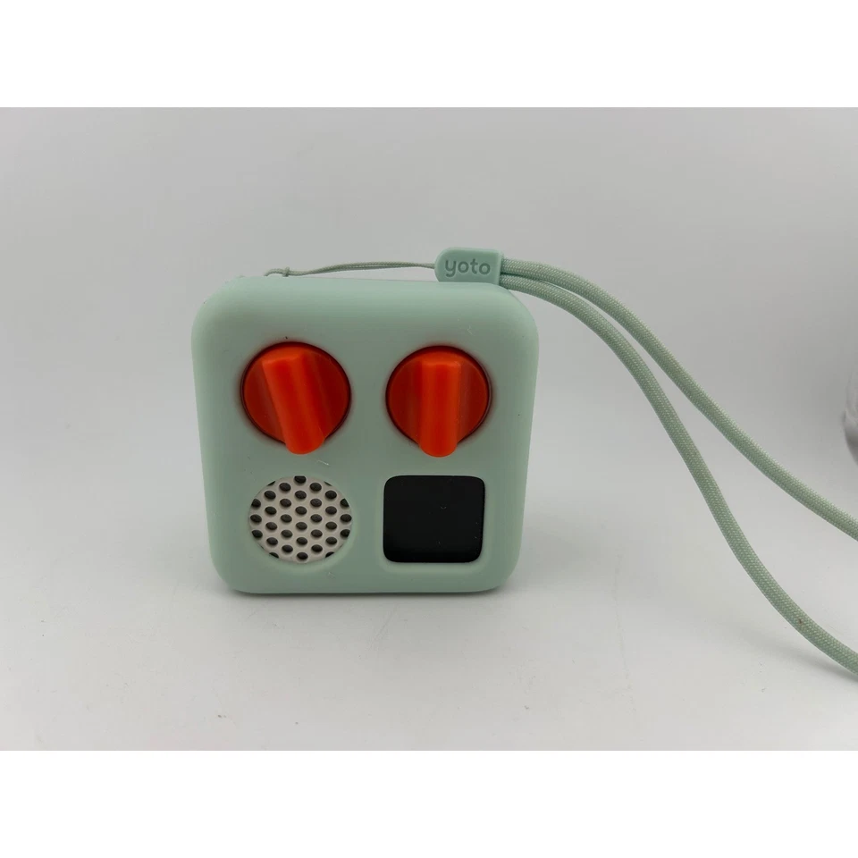 Yoto Mini Player YMDO2 & hellgrüne Mini Adventure Jacke und Riemen