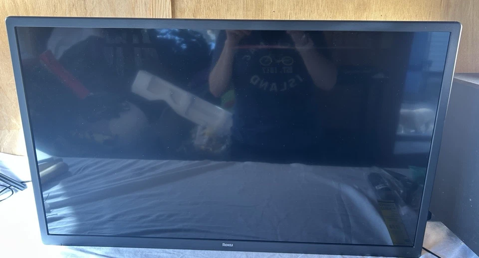 Roku Smart TV 720p 32-inch - Image 2 of 4