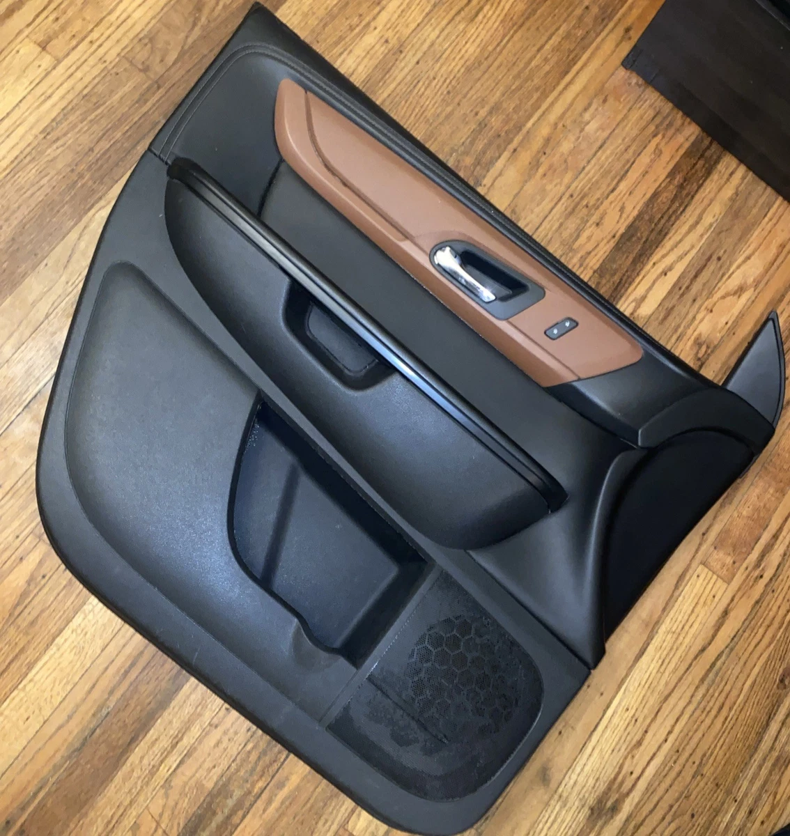 GM OEM 09-17 Traverse Front Door Interior Trim-Nameplate