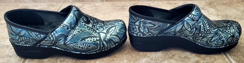 Dansko Womens Denim Floral Patent Professional Clogs Size 39 (8.5/9) - Image 4 of 4