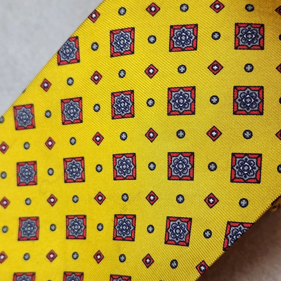 Corbata geométrica vintage Bill Blass dorada 100 % seda 3"x 56" Foto 2 de 3