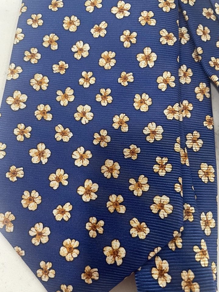 Corbata Luigi Borrelli en azul con flores blancas Foto 2 de 4