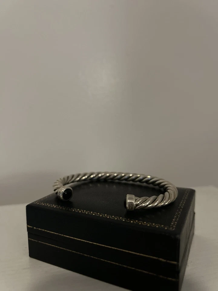 Pulsera brazalete cable David Yurman para hombre con ónix negro, 6 mm Foto 2 de 3