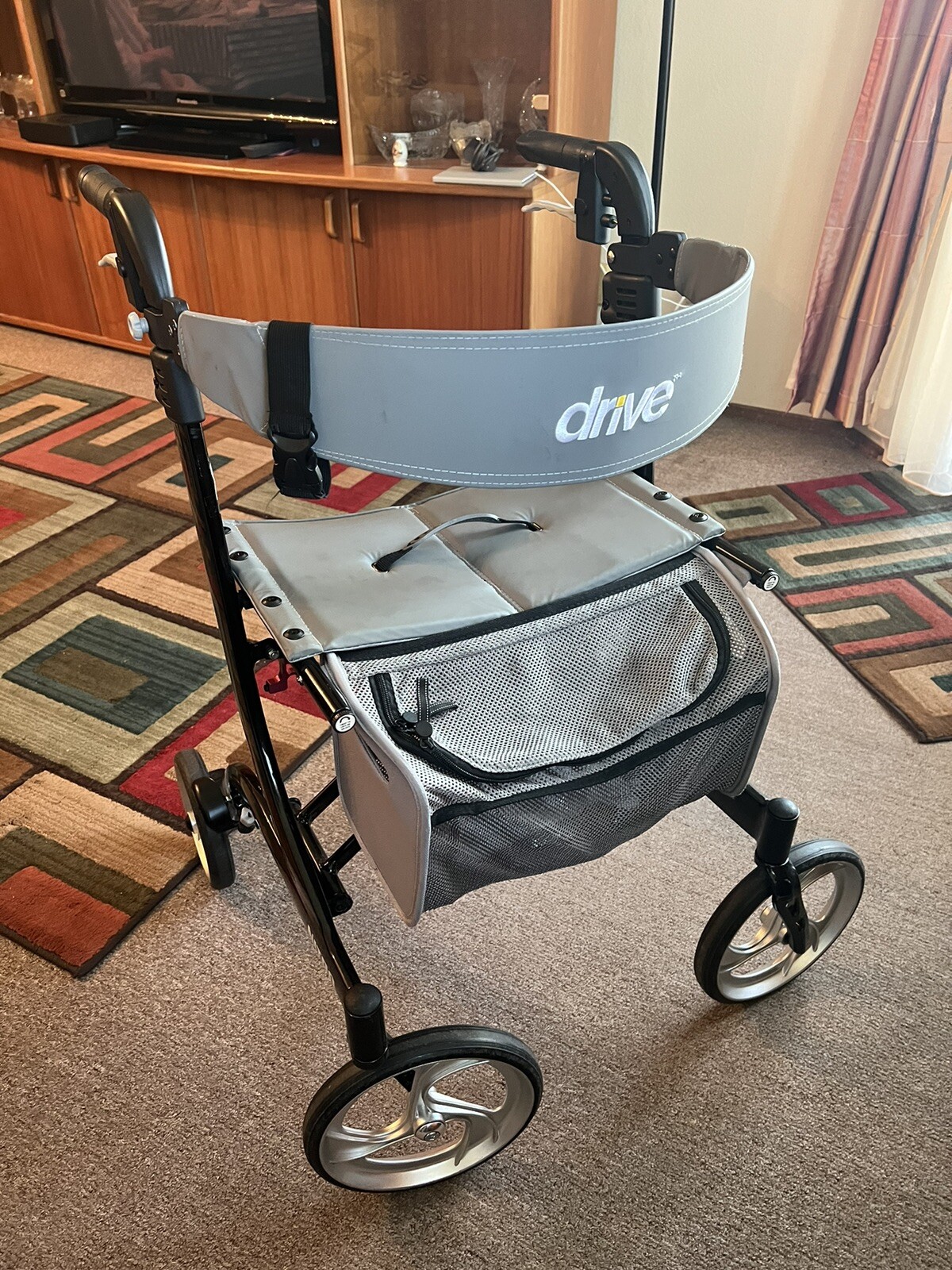 Drive Medical RTL10266BKT Nitro Foldable Rollator Walker with Seat