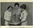 1977 Press Photo Mrs.Harold Richmond & fellow Hadassah members admire decoration — photo 1