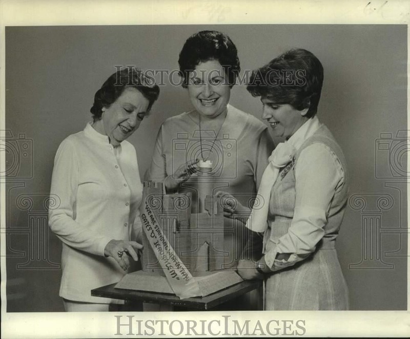 1977 Press Photo Mrs.Harold Richmond & fellow Hadassah members admire decoration
