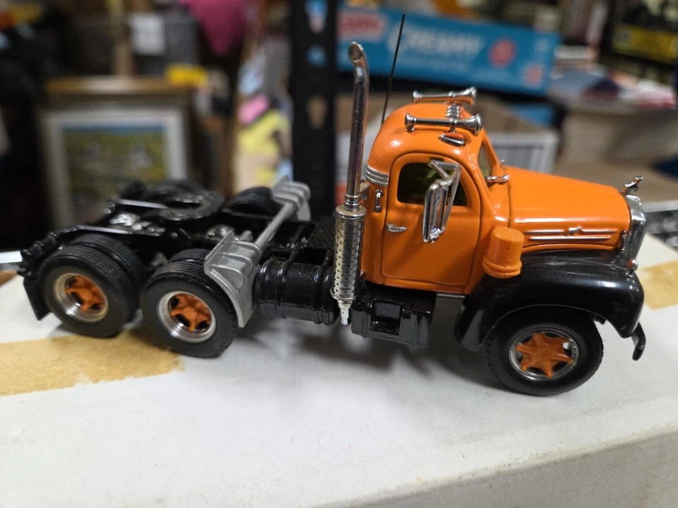 Matchbox Collectibles, escala 1:50, camión tractor Mack B-61 1956, Foto 4 de 4