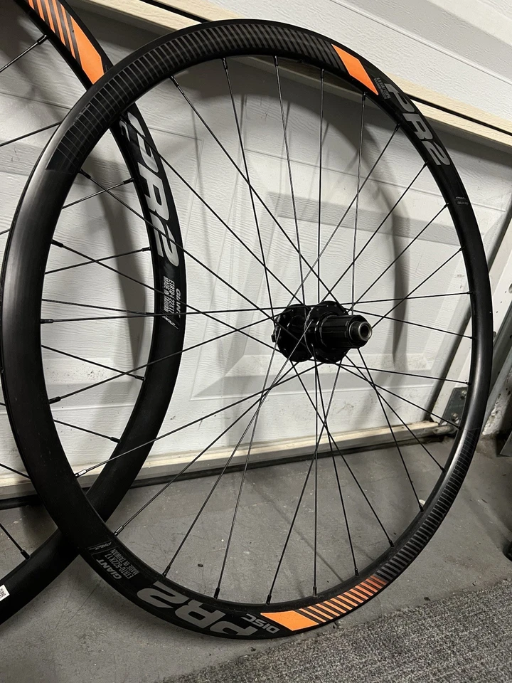 Juego de ruedas de bicicleta de carretera Giant PR2 700 C Tubeless Ready. Buje Shimano .�� Foto 2 de 4