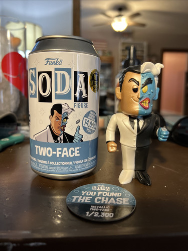 Funko Soda - Batman - Two-Face - Metallic - Chase - Hot Topic Exclusive - Picture 1 of 7
