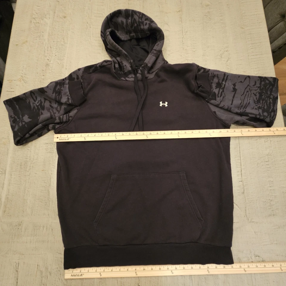 Sudadera con Capucha UA Under Armour Para Hombres, Bolsillos XL Negra con Camuflaje en las Mangas Logo en la parte delantera Foto 2 de 4