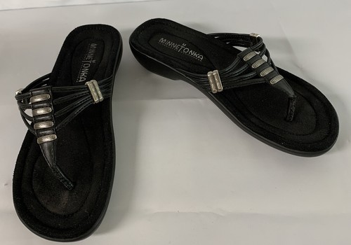 MINNETONKA Black Thong Sandals #799989 Black/Metal Accents Sz (5)M