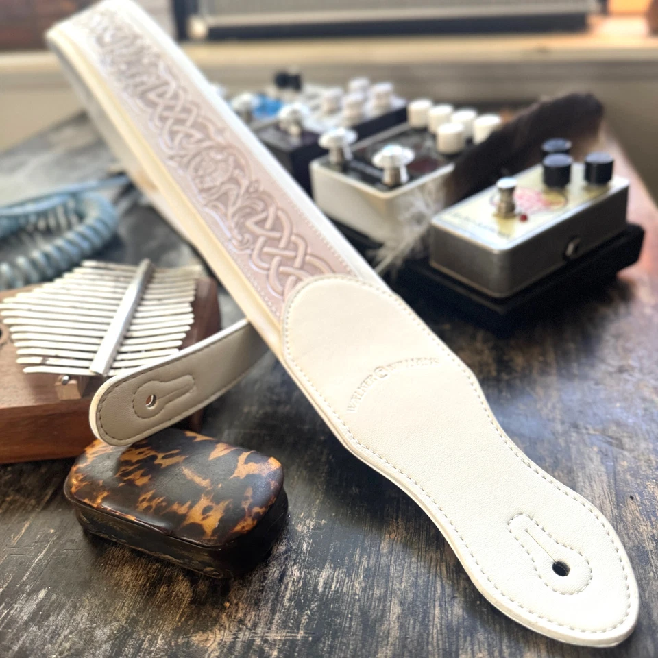 Correa de guitarra acolchada Walker And Williams KB-05-WHT diseño nudo celta blanco envejecido Foto 2 de 4