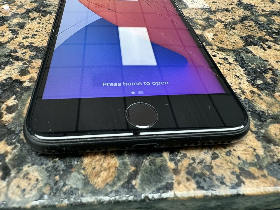 Apple iPhone 7 Plus - 32GB cracked read description - Image 2 of 4