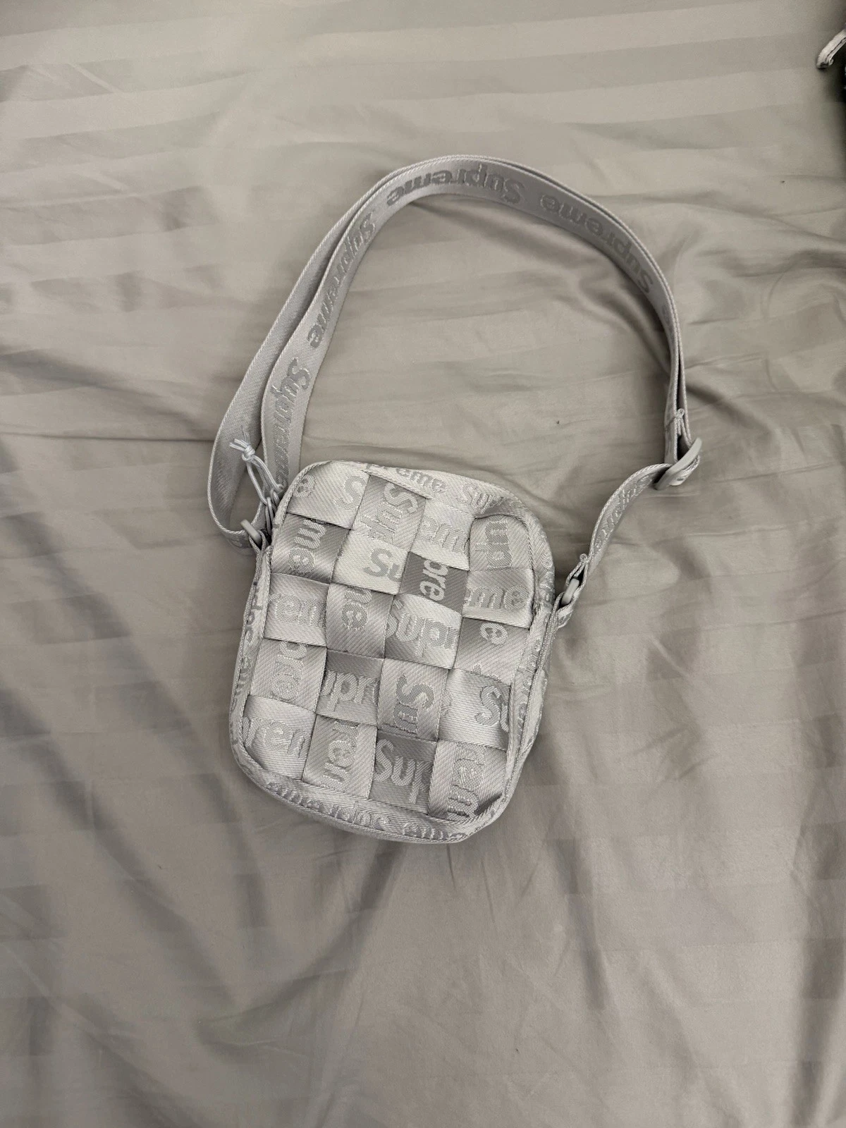 Sac à bandoulière Supreme tissé couleur gris argent