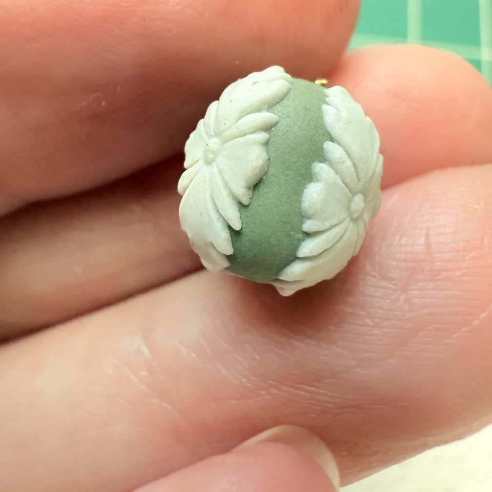 Vintage Green Wedgwood England Porcelain Floral Jasperware Bead 10mm FLAW - Image 2 of 4