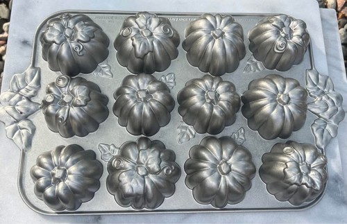Williams Sonoma NordicWare Pumpkin Patch Pan USA 6 Cups Halloween Thanksgiving - Picture 4 of 7