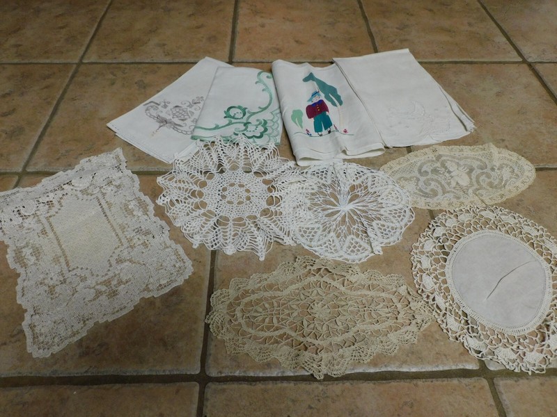 VTG CROCHETED DOILIES & HAND EMROIDERED TOWELS, NAPKINS MIX 10 PC LOT