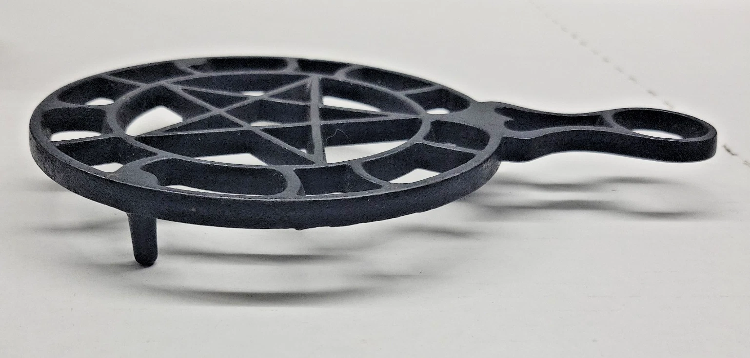 Griswold #1740 5 Pointed Star Cast Iron Trivet Vtg 1950s 3-footed Hot Plate - product detail image 9