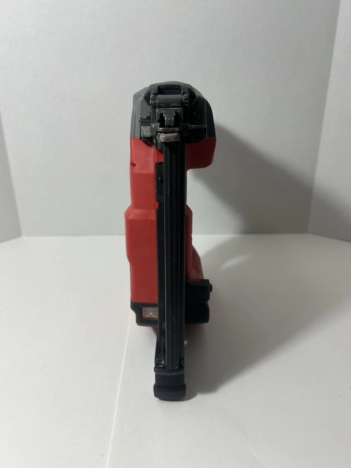 Clavadora Brad Milwaukee 2740-20 M18 Fuel 18GA con cargador y bolsa (leer) Foto 3 de 4