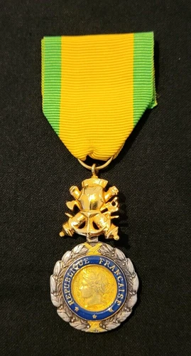 Médaille Militaire 4e République 3 étoiles métal WW2 French Military Medal