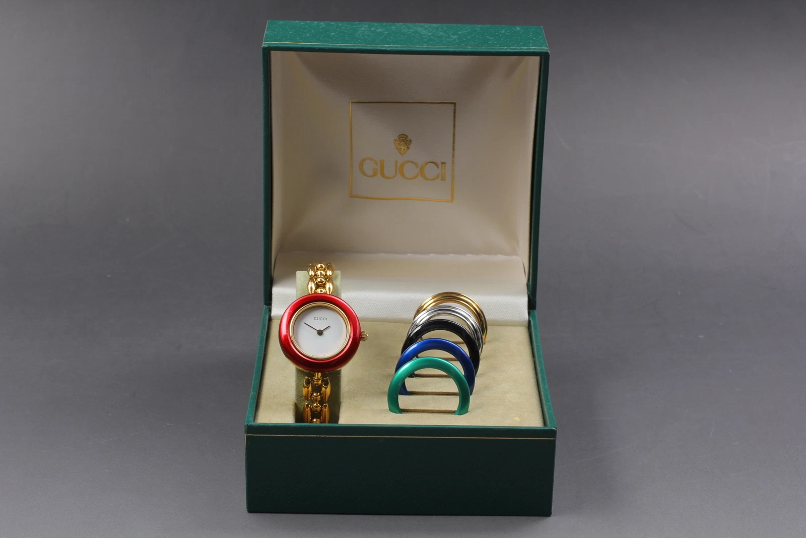 [Presque comme neuve] Montre à quartz femme vintage GUCCI lunette à changement 11/12,2L 6 couleurs rouge