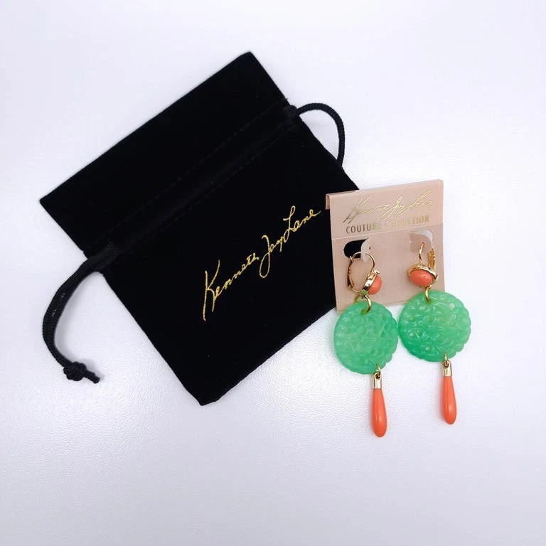 Pendientes colgantes de alambre Kenneth Jay Lane de coral jade en oro, naranja y verde, alta costura Foto 2 de 4