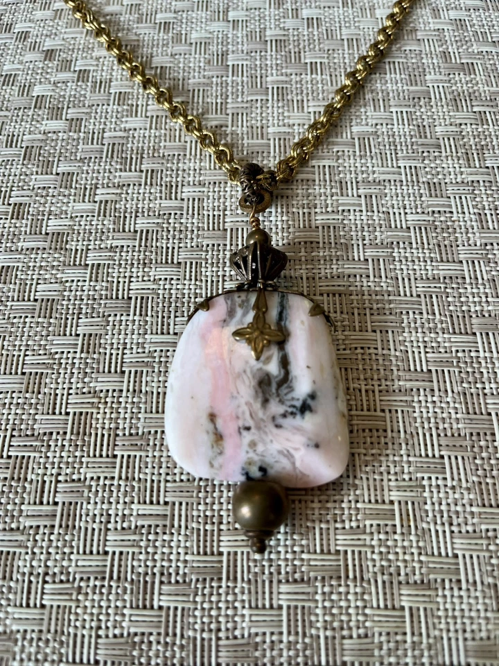 Usado en Excelente Condición Firmado Jan Michaels 36” Collar de Latón Ajustable, Colgante de Rodonita Foto 2 de 4