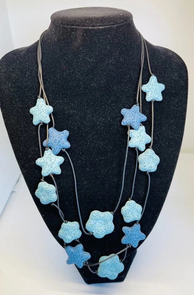 collana multifilo pietra lavica azzurra su cordino caucciù. Chiusura magnetica - Immagine 4 di 4