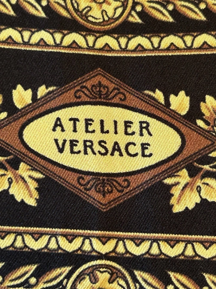 Lenço de seda GIANNI VERSACE estampa barroca tamanho 34" preto e dourado - Imagem 4 de 4