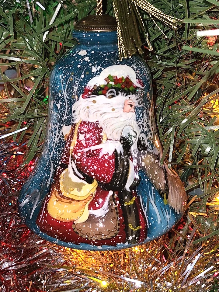 NE'QWA ART GLASS 149-SA-PA SANTA WITH REINDEER PEGGY ABRAMS BELL ORNAMENT IN BOX - Image 4 of 4