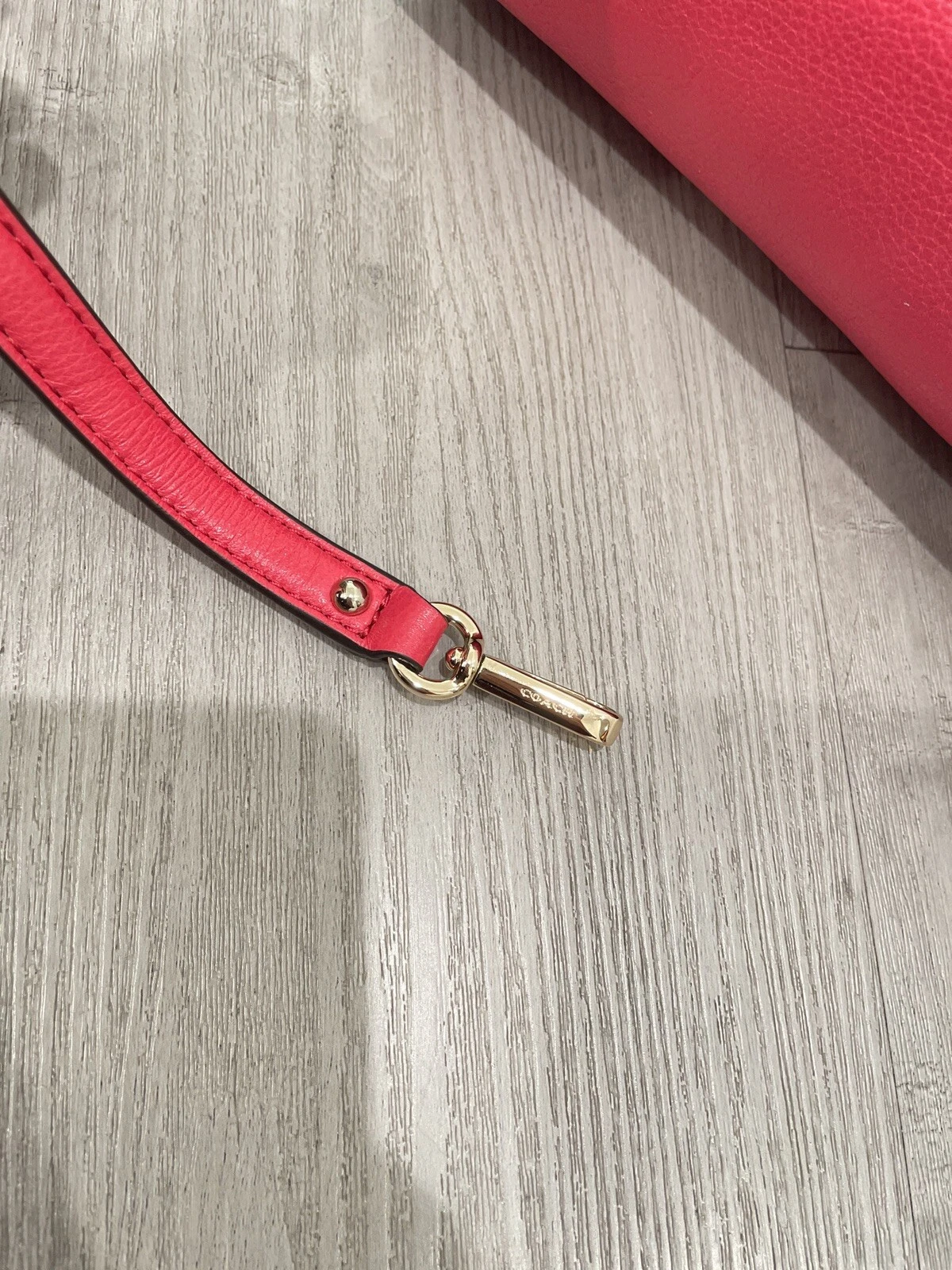 Borsa Coach in pelle rosso scarlatto rara classica nuova con etichetta zip doppio cinturino