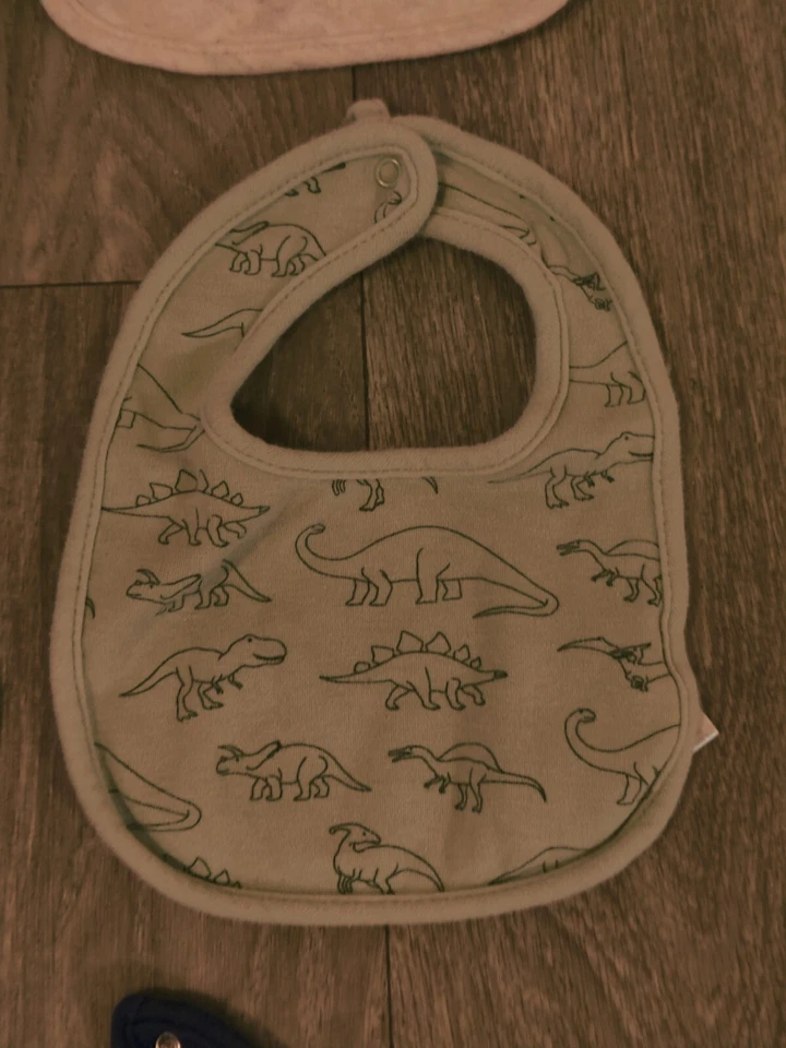 Sombreros y baberos para bebé, tema de dinosaurio gris y verde para recién nacidos bebés niños. Foto 4 de 4