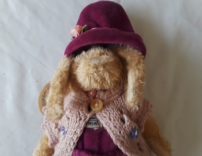 92/96 Boyds Bearware 10''Jointed Girl Rabbit w Magenta Velour Dress & Hat/Sweater