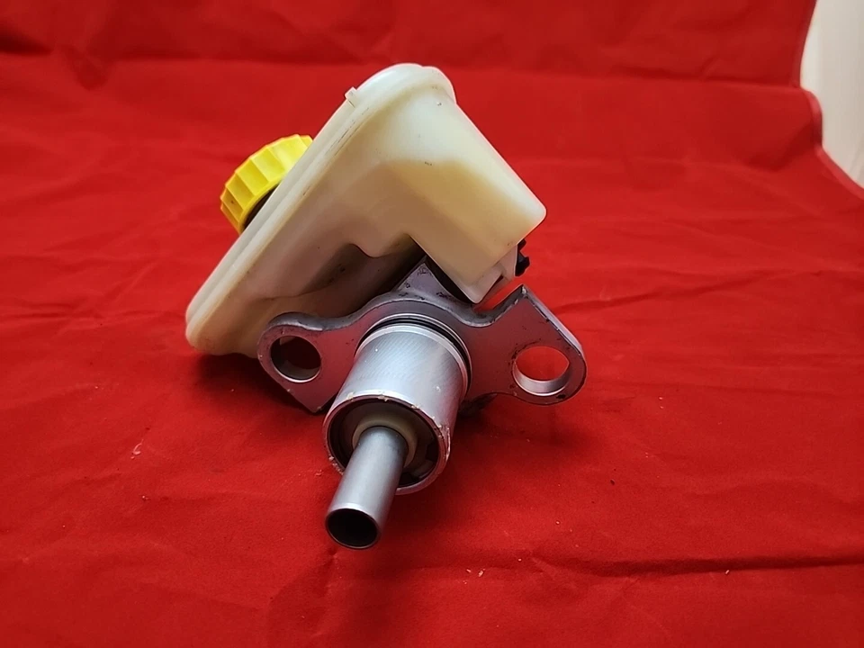 2004-2010 AUDI A8 QUATTRO - Brake Master Cylinder Reservoir / TANK 4E0611301A E6 Foto 4 de 4