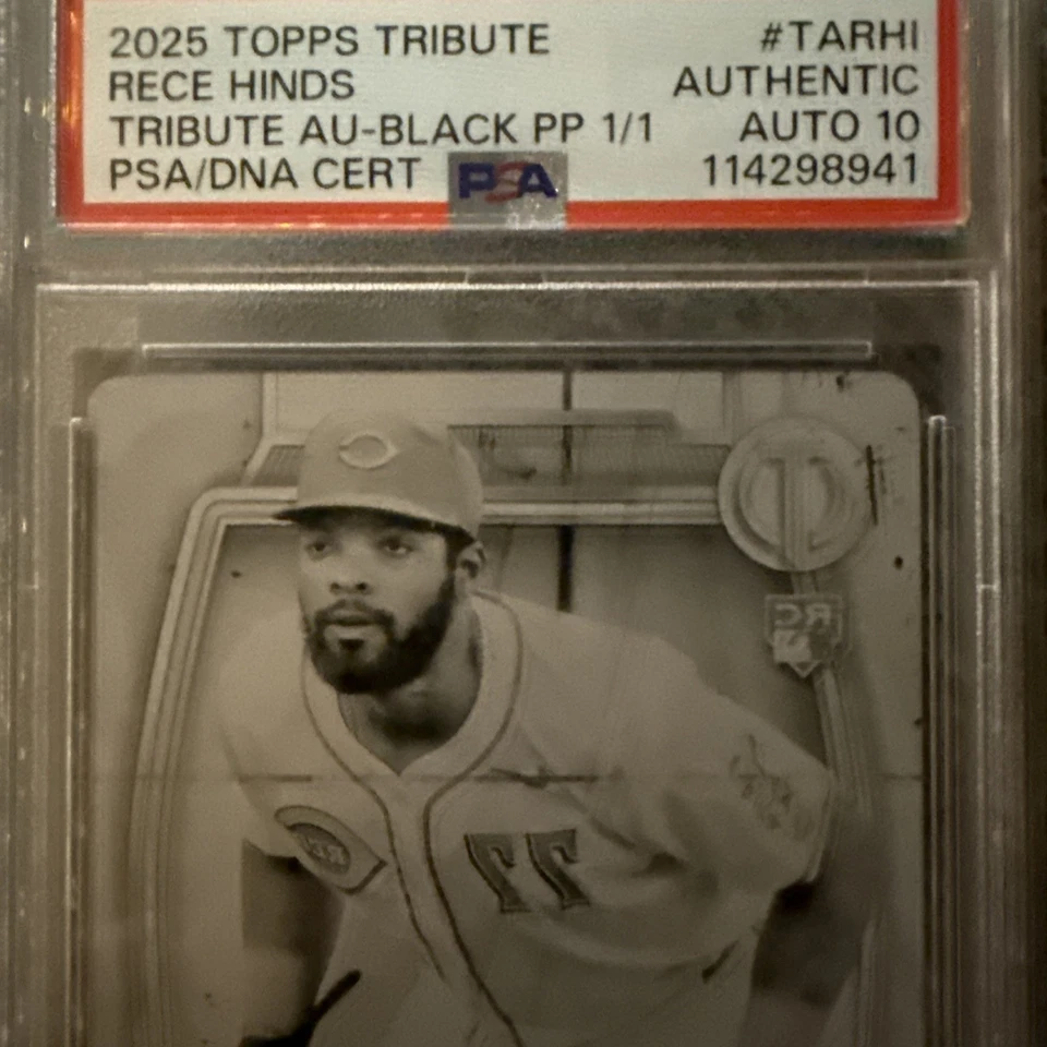 2025 Topps Tribute Rece Hinds Auto Preto!!️Placa de Impressão Rookie RC #1/1 Vermelha!!️ - Imagem 3 de 4