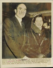 1953 Press Photo Roger Makins and wife arrive in New York on Queen Mary ship