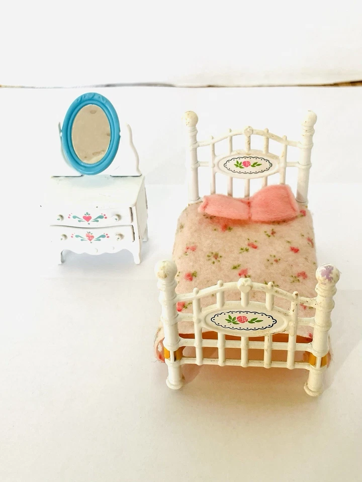 Cama y tocador/espejo floral para casa de muñecas The Littles 1980 Mattel algunas astillas Foto 2 de 4