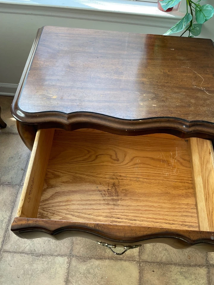 Mesitas de noche bomba provincial francesa - nogal burl, acabado original Foto 4 de 4