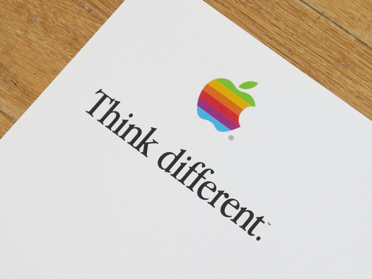 Apple『Think different.』広告用フラッグ（新品） Apple『Think different.』広告用フラッグ（新品） - メルカリ