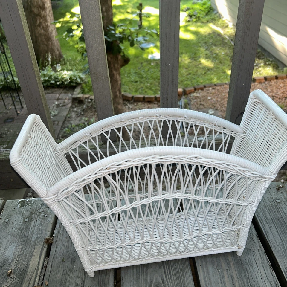 Vintage off White Wicker Magazine Record Storage Rack Yarn Basket Shabby Cottage - Image 1 of 4