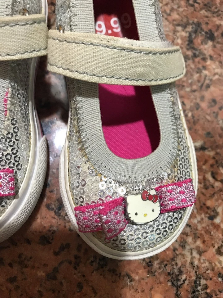 Zapatos Mary Jane Hello Kitty para niñas pequeñas - plateados talla 5M Foto 2 de 4