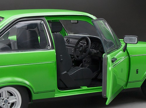1:18 Sunstar H4635R Ford Escort MKII RS Mexico Signal Green (RHD) 1976 - Picture 7 of 8