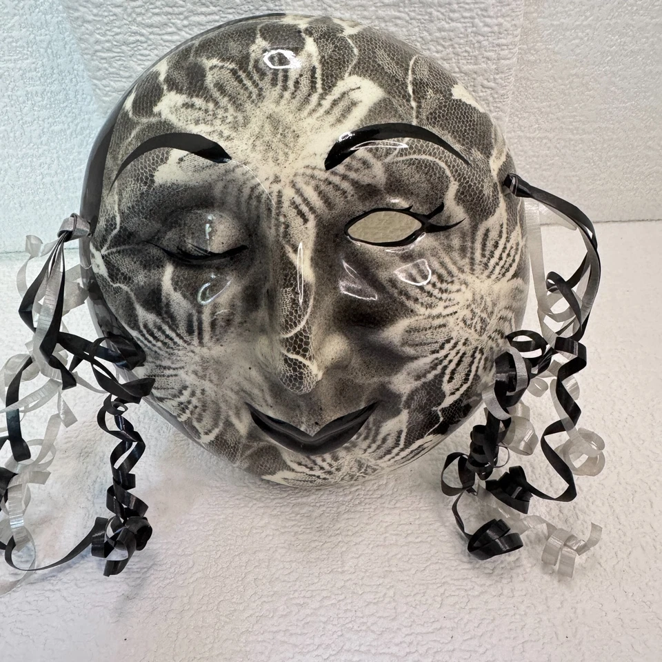 Máscara de cerámica única en blanco y negro - 7" - Oklahoma - guiño, patrón de encaje Foto 2 de 4