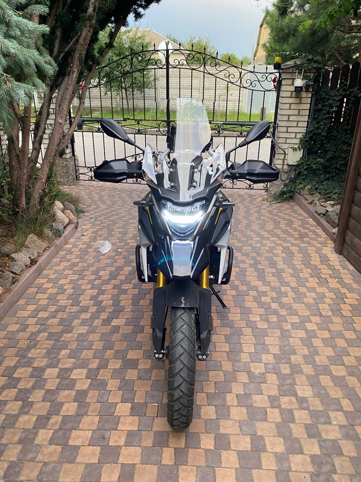 Picture 2 of 8