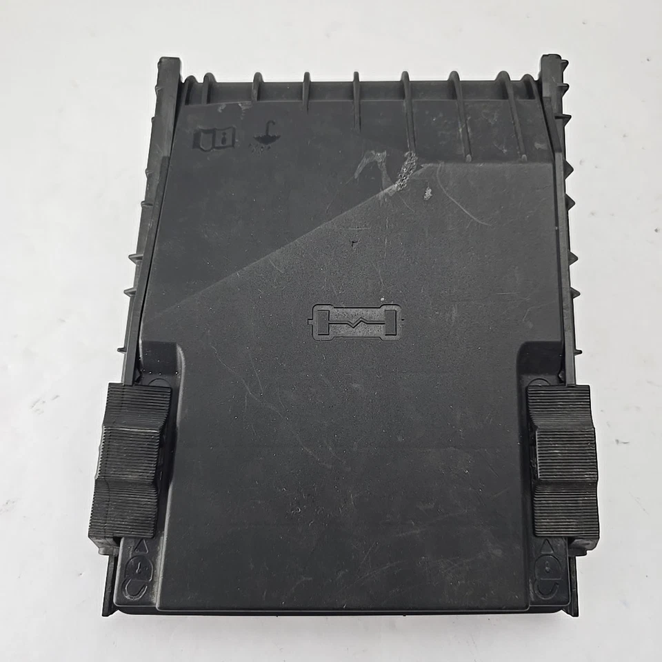 VOLKSWAGEN CC 2009-2017 COMPARTIMENTO DEL MOTOR CAJA RELÉ DE FUSIBLES CARCASA CUBIERTA OEM Foto 3 de 4
