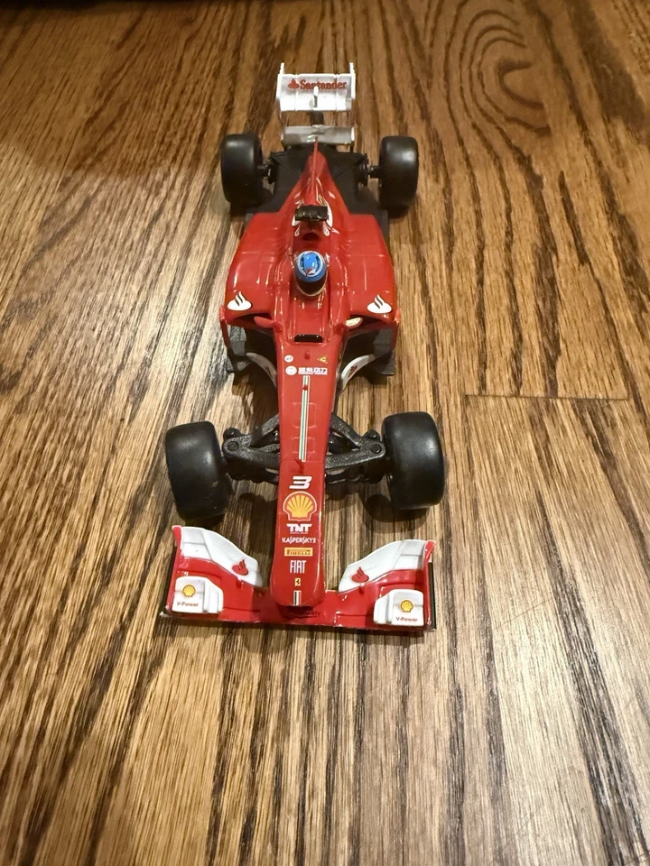 Ferrari F10 Bahrein Grand Prix Edition Santander rojo x blanco escala 1/24 sin caja Foto 2 de 4