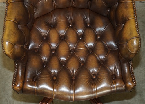 POLTRONA CHESTERFIELD VINTAGE INVECCHIATA IN PELLE MARRONE CAPITANI DA REGISTA UFFICIO - Foto 7 di 16
