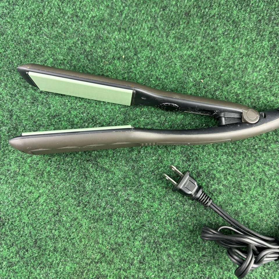 Plancha plana Remington Wet 2 recta 1 3/4 pulgadas⁰a negra y verde Foto 4 de 4